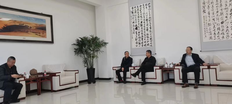 公司與哈密市政府領(lǐng)導(dǎo)洽談公司新疆發(fā)展思路，加大助力新疆能源發(fā)展！